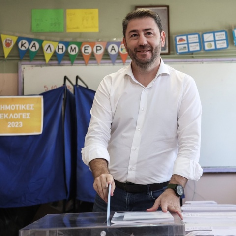 Ο Νίκος Ανδρουλάκης ρίχνει το ψηφοδέλτιο μέσα στην κάλπη