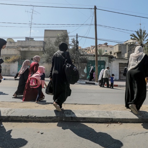 Ο ισραηλινός στρατός έριξε φυλλάδια με τα οποία ζητά από τους κατοίκους της Γάζας να απομακρυνθούν αμέσως - Η Χαμάς τους καλεί να παραμείνουν σπίτια τους.