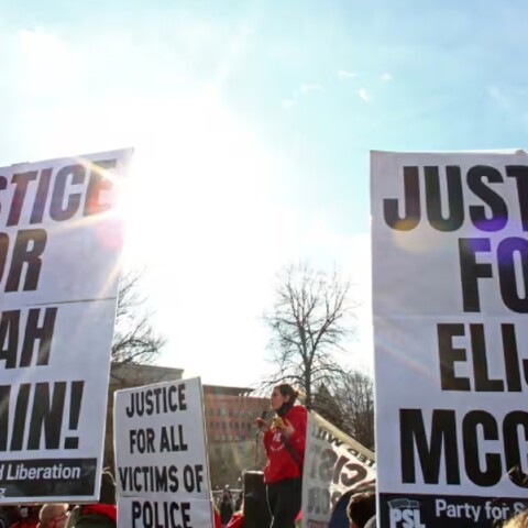 ΗΠΑ: Ένοχος για ανθρωποκτονία εξ αμελείας λευκός αστυνομικός για τον θάνατο Αφροαμερικανού μετά τη σύλληψή του