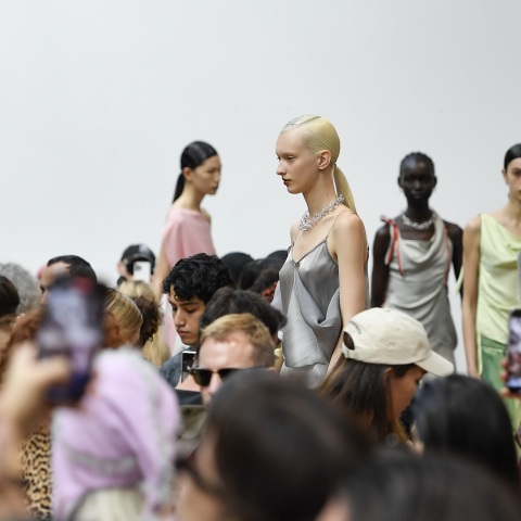 Μοντέλα στην πασαρέλα κατά τη διάρκεια της επίδειξης μόδας Kiko Kostadinov Ready to Wear Άνοιξη/Καλοκαίρι 2024 στην Εβδομάδα Μόδας του Παρισιού 