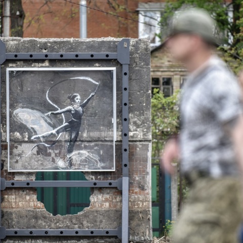 Banksy: Στοιχήματα για την πραγματική του δέχονται διαδικτυακές εταιρείες - H λίστα υποψήφιων και τα νομικά προβλήματα που ίσως τον υποχρεώσουν να αποκαλυφθεί. 