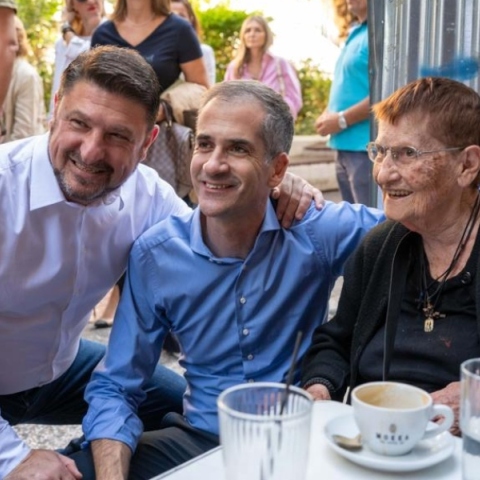 O Νίκος Χαρδαλιάς βόλτα με τον Κώστα Μπακογιάννη στο Κουκάκι