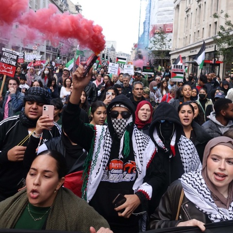 Πόλεμος Ισραήλ - Χαμάς: Διαδήλωση υπέρ των Παλαιστινίων στο κέντρο του Λονδίνου - Συνθήματα εναντίον των κυβερνήσεων της Βρετανίας και των ΗΠΑ.