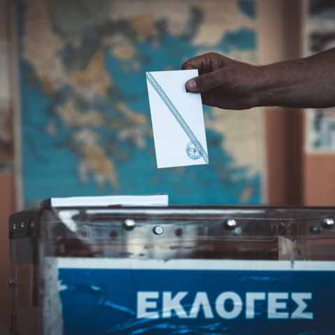 Χέρι ρίχνει στην κάλπη ψηφοδέλτιο για τις Αυτοδιοικητικές Εκλογές 2023
