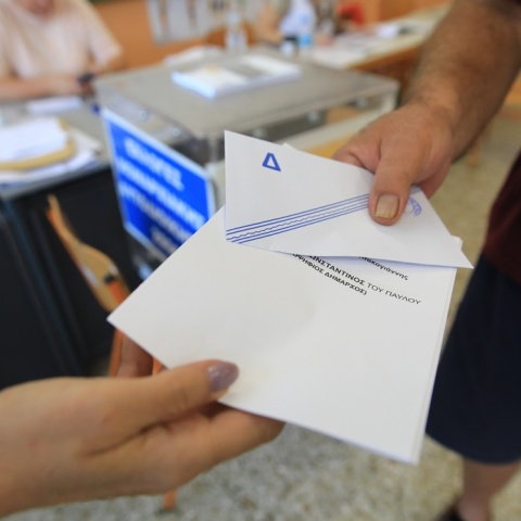 Ψηφοδέλτιο και φάκελος στα χέρια πολίτη για τις Αυτοδιοικητικές Εκλογές 2023
