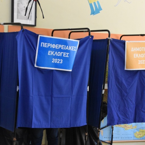 Παραβάν για τις Αυτοδιοικητικές Εκλογές 2023 με χαρτιά που δείχνουν ποιο είναι για τις Δημοτικές Εκλογές και ποιο για τις Περιφερειακές Εκλογές 
