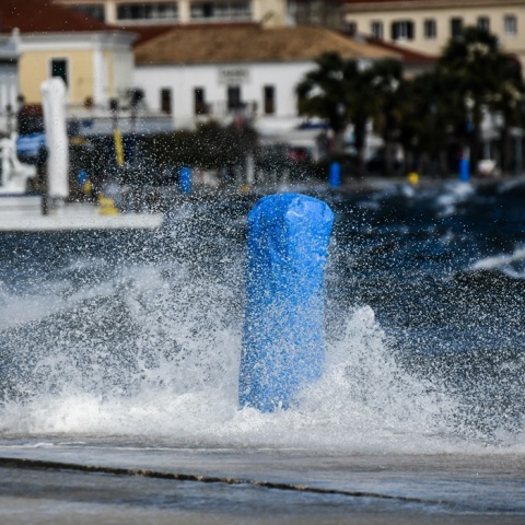 Ισχυροί άνεμοι κάνουν τα κύματα να πηδούν από το λιμάνι της Πρέβεζας