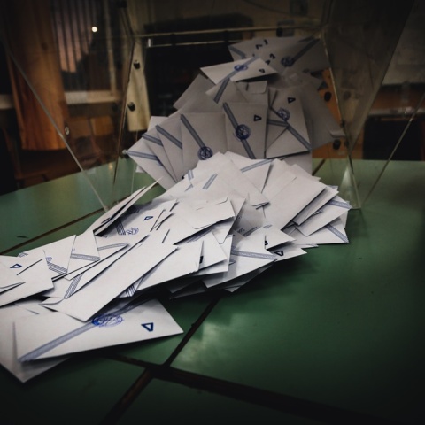 Ψηφοδέλτια βγαίνουν από την κάλπη