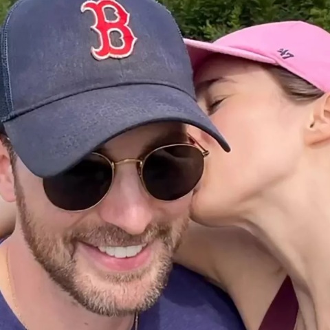 Κρις Έβανς: Επιβεβαίωσε τον γάμο του με την Άλμπα Μπαπτίστα ο Αμερικανός ηθοποιός - Συμφωνία τήρησης απορρήτου υπέγραψαν οι καλεσμένοι.