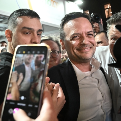 Ο Νέος Δήμαρχος Αθηναίων μετά τα αποτελέσματα επισκέφθηκε το εκλογικό κέντρο στην Πλ.Κοραή