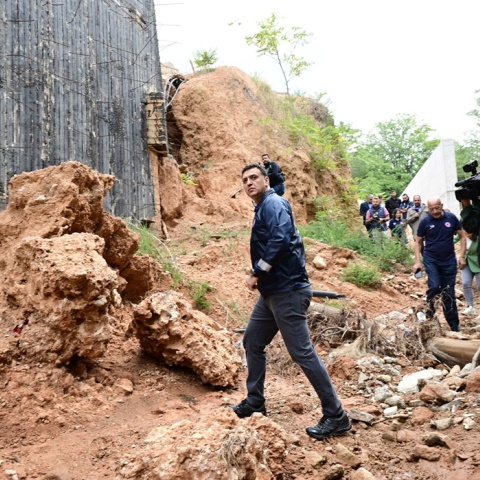 Ο Βασίλης Κικίλιας μαζί με συνεργάτες του και δημοσιογράφους για σε εργασίες στην κοίτη του Κηφισού