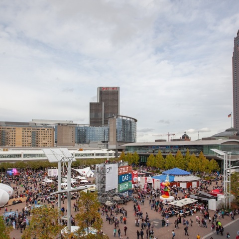 Ισραήλ- Γάζα: Ο πόλεμος μεταφέρθηκε στην Έκθεση Βιβλίου της Φρανκφούρτης μετά την αναβολή της βράβευσης Παλαιστίνιας συγγραφέως.