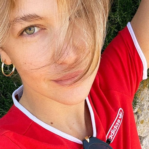 Κλέλια Ανδριολάτου: Η νέα δημοσίευση της πρωταγωνίστριας του «Maestro» στο Instagram - Με κόκκινο outfit και τόπλες φωτογραφία.