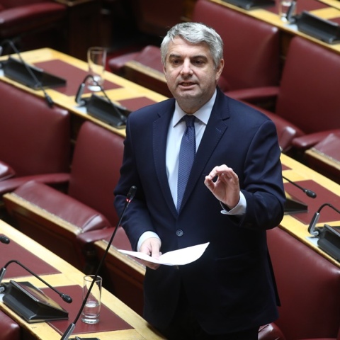 Ο Οδυσσέας Κωνσταντινόπουλος στο βήμα της Βουλής
