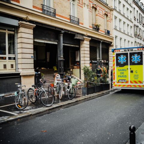 Ασθενοφόρο σε δρόμο περιοχής της Γαλλίας