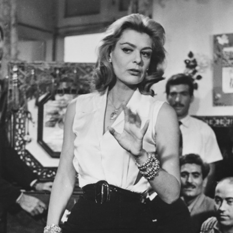 Η Μελίνα Μερκούρη μαζί με άλλους ηθοποιούς σε σκηνή από την ταινία του 1960 «Ποτέ την Κυριακή»