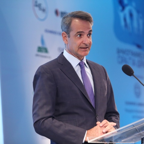 Ο Κυριάκος Μητσοτάκης στο βήμα συνεδρίου για το Δημογραφικό