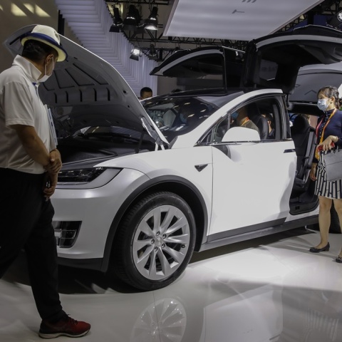 Όχημα Model X της Tesla σε παρουσίαση στην Κίνα