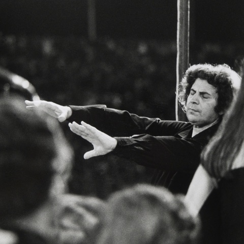 Σαν σήμερα 19 Οκτωβρίου 1964: Τo λαϊκό ορατόριο του Μίκη Θεοδωράκη «Άξιον Εστί» σε στίχους Οδυσσέα Ελύτη κάνει πρεμιέρα στο θέατρο RΕΧ στην Αθήνα.