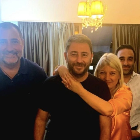 Η Γεωργία Γεννιά αγκαλιάζει τον πρόεδρο του ΠΑΣΟΚ, Νίκο Ανδρουλάκη