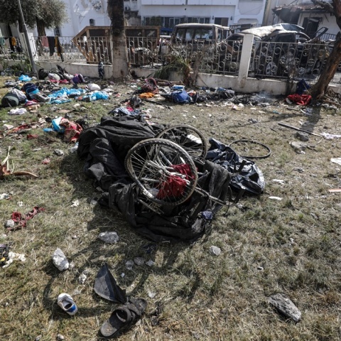 Αναπηρικό καρότσι και ρούχα πεταμένο και σπασμένο σε χώρο έξω από το νοσοκομείο της Γάζας που δέχθηκε επίθεση