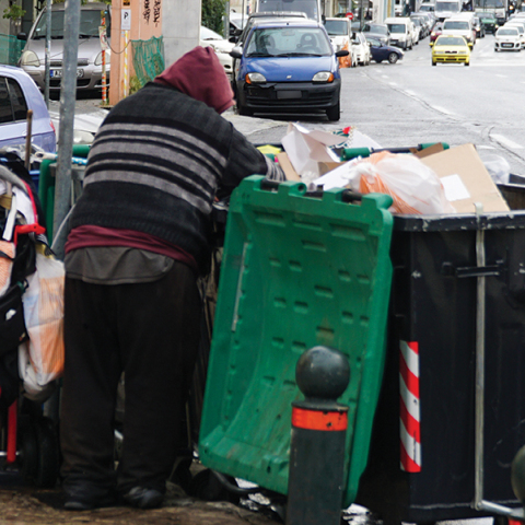 Η συγγραφέας Λένα Διβάνη γράφει για τους ανθρώπους που ψάχνουν στα σκουπίδια
