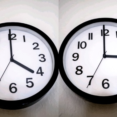 Ρολόι στα αριστερά δείχνει 4 και ρολόι στα δεξιά της φωτογραφίας δείχνει 3 κατόπιν αλλαγής σε χειμερινή ώρα