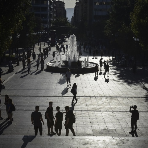 Σκιές πολιτών στην πλατεία Συντάγματος