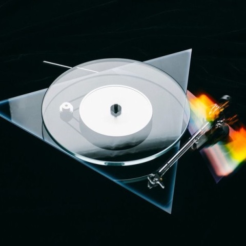 Pink Floyd: Για τα 50χρονα του Dark Side of the Moon, κυκλοφόρησε στο εμπόριο ένα πικάπ εμπνευσμένο από το εξώφυλλο του άλμπουμ.