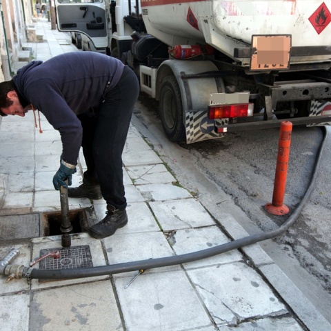 Γέμισμα της δεξαμενής με πετρέλαιο θέρμανσης από βυτιοφόρο