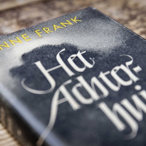 Φυλάκιση δύο μηνών επιβλήθηκε σε έναν άνδρα που αμφισβήτησε τη γνησιότητα του ημερολογίου της Άννας Φρανκ - Μύθοι και πραγματικότητα για τη θεωρία πλαστογραφίας