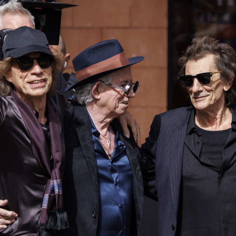 Ο τραγουδιστής του συγκροτήματος, ο 80χρονος πλέον Μικ Τζάγκερ και οι κιθαρίστες-ο 79χρονος Κιθ Ρίτσαρντς και ο 76χρονος Ρον Γουντ