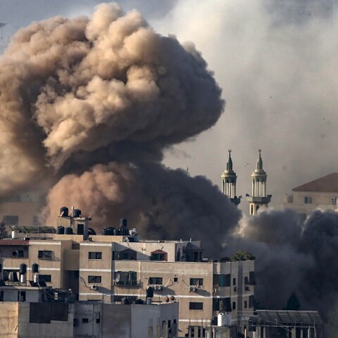 Συνεχίζονται με αμείωτη ένταση οι βομβαρδισμοί του Ισραήλ στη Γάζα, χωρίς ακόμη να υπάρχουν ενδείξεις ότι έχει «ξεμπλοκάρει» το άνοιγμα του περάσματος της Ράφα