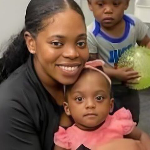 Η Catorreia Hutto με τα δίδυμα παιδιά της