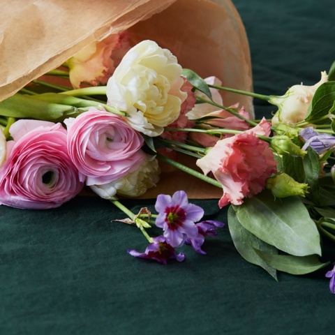 Λίγα λουλούδια για τους εορτάζοντες σήμερα