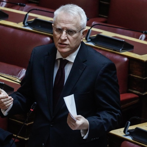 Ο πρώην υπουργός Γιάννης Ραγκούσης στα έδρανα της Βουλής