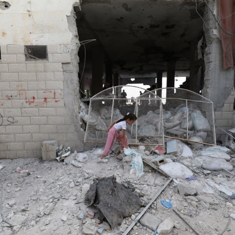 Κοριτσάκι περπατά στα χαλάσματα κτιρίου μετά από χτύπημα στο Ισραήλ