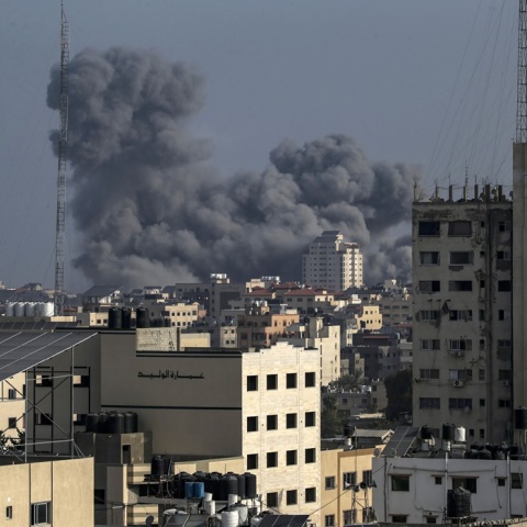 Καπνοί μετά από χτύπημα στη Γάζα