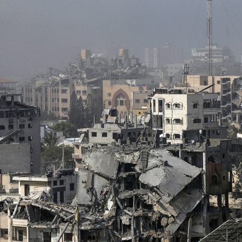 Κατεστραμμένα κτίρια και καπνοί στη Λωρίδα της Γάζας