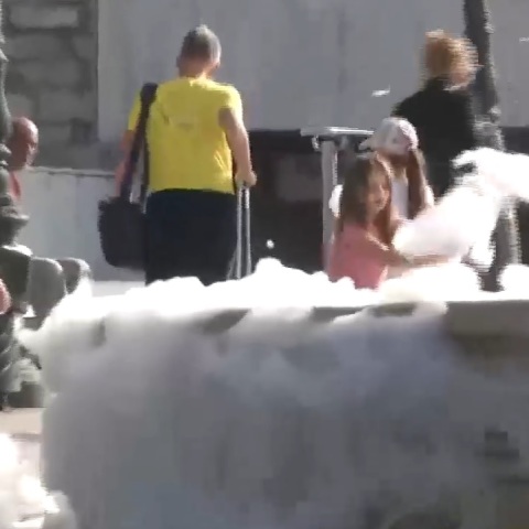 Πλατεία Συντάγματος: Γέμισε αφρούς το σιντριβάνι - Άγνωστοι έριξαν σαπούνι και τα παιδιά βρήκαν ευκαιρία να παίξουν - Το βίντεο της ΕΡΤ.
