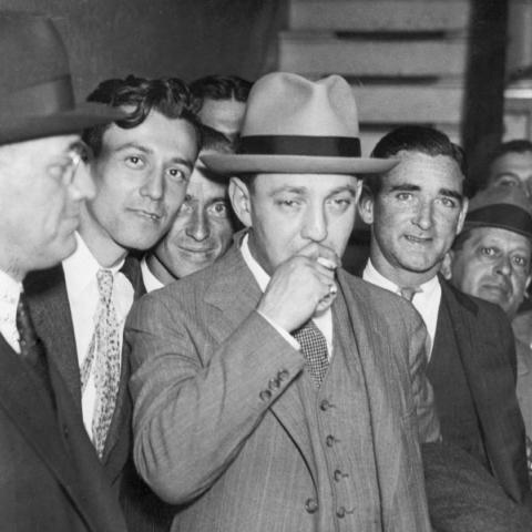 Ντατς Σουλτς: Ο διαβόητος γκάνγκστερ της Νέας Υόρκης και η επιρροή του στον μπιτ συγγραφέα Ουίλιαμ Μπάροουζ και τους μοντερνιστές της λογοτεχνίας.