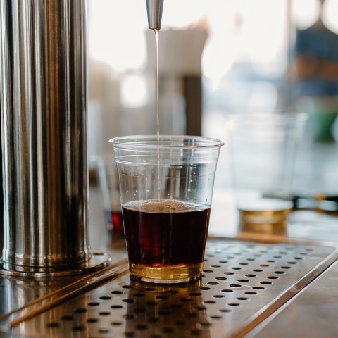 Κίνα: Κάμερα κατέγραψε εργαζόμενο σε μεγάλη ζυθοποιία να ουρεί σε πρώτες ύλες για την παρασκευή μπίρας - Χιλιάδες οι προβολές του viral βίντεο.