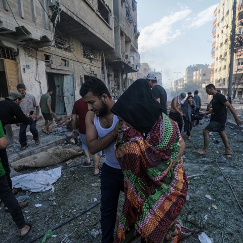 Πολίτες σπεύδουν να προστατευτούν μετά από χτύπημα στο Ισραήλ