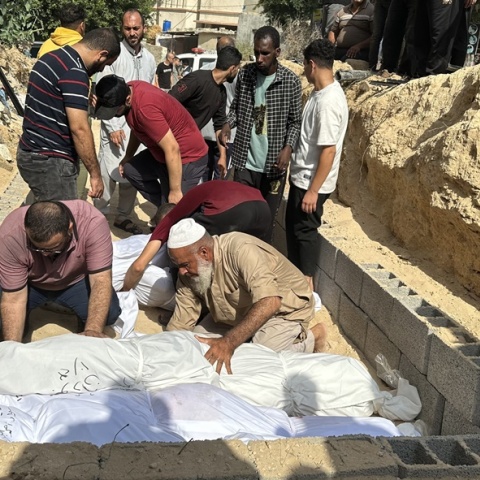 Πτώμα μέσα σε σεντόνια θάβονται σε αυτοσχέδιου τάφους στο Ισραήλ