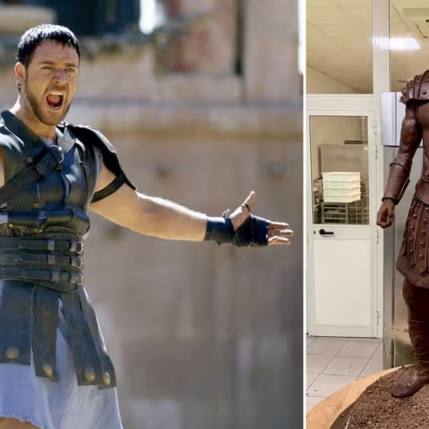 Ράσελ Κρόου: Δημιουργήθηκε σοκολατένιο άγαλμα του «Μονομάχου» από ζαχαροπλάστη στη Μάλτα - «Θα είμαι διαθέσιμος να φαγωθώ», δηλώνει ο διάσημος ηθοποιός.