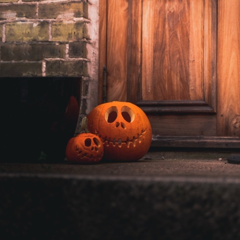 Κολοκύθες σε εξώπορτα σπιτιού σκαλισμένες για το Halloween 2023