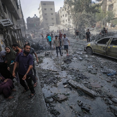 Στιγμιότυπο από περιοχή που δέχθηκε επίθεση στη Γάζα - Άτομα έξω από κτίρια