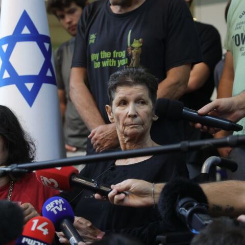 Η 85χρονη περιέγραψε πώς την απήγαγαν οι ένοπλοι της Χαμάς με μοτοσικλέτες από το κιμπούτς της