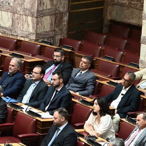 Βουλευτές των Σπαρτιατών σε έδρανα τους κόμματος στη Βουλή