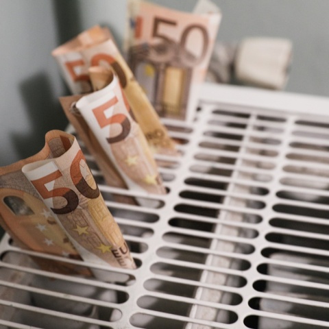 Χαρτονομίσματα πάνω σε σώμα καλοριφέρ